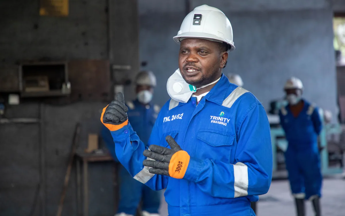 Supervisor orientando equipe em ambiente industrial